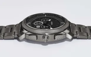 فوسيل تطرح ساعة بتصميم كلاسيكي فخم ومميزات ذكية