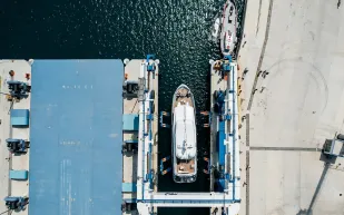 Lemanjá.. يخت استكشافي بشاطئ صناعي يروض البحار الهائجة