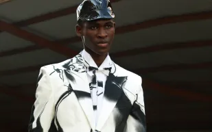 أزياء موسكينو الرجالية بتصاميم الوجوه التجريدية لربيع وصيف 2023