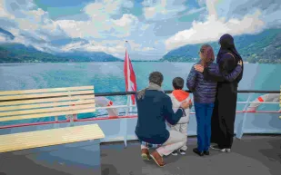 إنترلاكن.. منتجع يتلألأ بين زرقة الماء وسحر الطبيعة