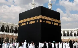 الكعبة تكتسي بحلتها الجديدة وهذه مواصفاتها (فيديو)