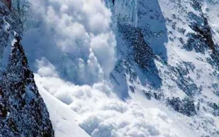 مصرع 6 أشخاص في انهيار جليدي بجبال الألب بسبب ارتفاع درجة الحرارة (فيديو)