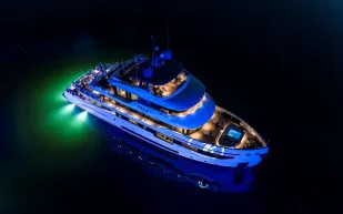  "بي. يوند فوييجر".. يخت فاخر هجين صديق للبيئة