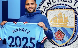 رياض محرز  يرد على سخرية متابعيه من هاتفه المحمول