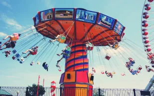 لقطات مرعبة لتطاير الركاب من لعبة مدينة ملاهٍ (فيديو)