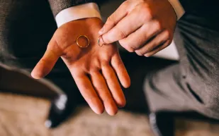 اكتئاب الرجل فترة الخطوبة.. خوف من الارتباط