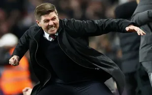 عقوبات غريبة من مدرب أستون فيلا على اللاعبين... غرامة لمن يستحم حافيًا!