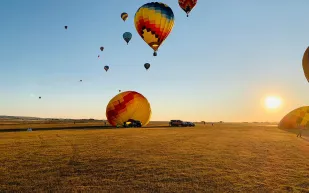 يحمل 30 راكبًا... لحظة سقوط منطاد على ارتفاع 60 مترًا (فيديو)