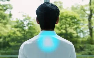 وداعًا للحر.. أول مكيف هواء قابل للارتداء في ملابسك (فيديو)