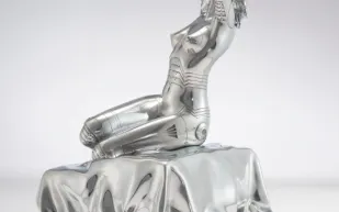 طرح تمثال من الألومنيوم للبيع في مزاد علني بهذا السعر 