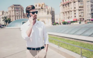  القميص الأبيض يمنحكَ جاذبية مضمونة بإطلالات مختلفة