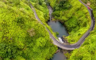 أغرب وأخطر الطرق حول العالم.. بينها نفق منحوت في الجبل