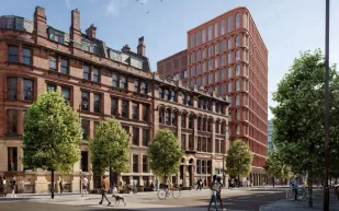 رونالدو يواجه الاتهامات والانتقادات بسبب المبنى القديم في مدينة مانشستر