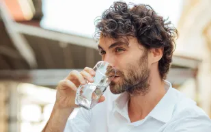 كم سعرة حرارية في كوب الماء الواحد؟