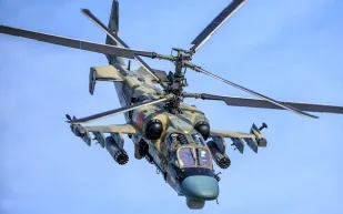 ترنح وسقوط مفاجئ لمروحية ونجاة قائدها من موت محقق (فيديو)