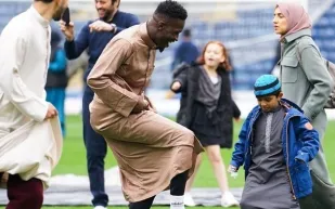 للمرة الثانية.. نادٍ إنجليزي يفتح ملعبه للمسلمين لأداء صلاة عيد الأضحى