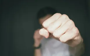 نجم برشلونة السابق يوجه لكمات للمدرب المنافس ويُقتاد للشرطة (فيديو)