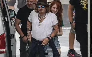 جوني ديب يظهر مع امرأة غامضة في مهرجان بإيطاليا