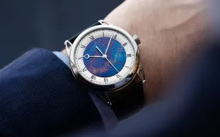 نيزك في ساعة "دي بيثون" 