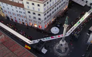 «فالنتينو» يعرض مجموعته للخريف والشتاء على مدرج «السلالم الإسبانيّة» الشهير (فيديو)