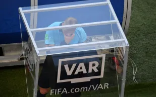 دراسة جديدة: تقنية الـ VAR ليست دقيقة في كل القرارات