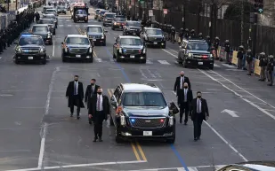 جو بايدن يصطحب سيارته "الوحش" للشرق الأوسط.. فما قصتها؟ (فيديو)