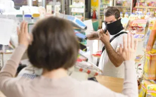 سيدة تتصدى للص حاملاً ساطورًا بقطعة قماش وتتغلب عليه! (فيديو)