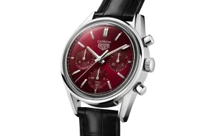 "تاغ هوير كاريرا كرونوجراف" ساعة جديدة بقرص قرمزي