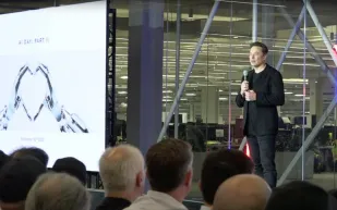 ماسك يستعرض الإنسان الآلي الجديد لـ "تسلا" (فيديو)