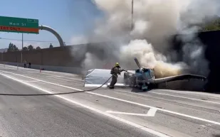 طائرة تسقط وتشتعل وسط طريق سريع... فما مصير قائدها؟ (فيديو)