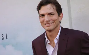 أشتون كوتشر يعلن إصابته بمرض مناعي خطير