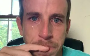 "الرئيس الباكي".. طرد موظفيه وأرفق هذه الصورة!