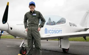 رقم قياسي جديد لأصغر شاب يطير حول العالم 