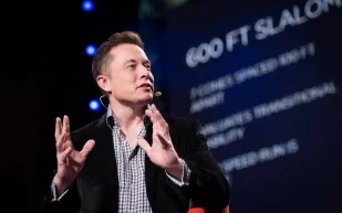 إيلون ماسك قد يفقد لقب أغنى رجل في العالم.. فما السبب؟