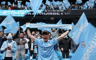 مانشستر سيتي يدخل تاريخ كرة القدم بـ«وشاح ذكي» للجماهير.. فما القصة؟