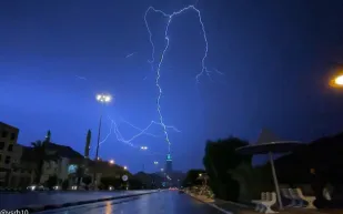في مشهد مهيب.. الصواعق تضرب برج الساعة في مكة (فيديو) 