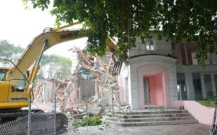 عامل ساخط يدمر منازل الأثرياء بحفار انتقامًا لطرده! (فيديو)