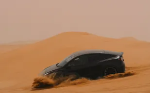 تسلا تعلن إرسال سياراتها إلى صحراء دبي.. فما القصة؟