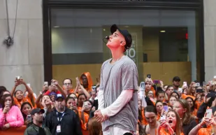 جاستين بيبر يعود للغناء مرة أخرى بعد إصابته بمرض نادر (فيديو) 