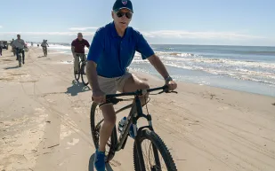 بايدن يستمتع بركوب الدراجات الهوائية ويتجاهل أسئلة الصحفيين (فيديو)