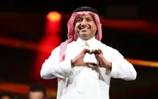 لقطة طريفة... طريقة راشد الماجد الغريبة في تناول البيتزا (فيديو)