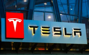 قريبًا.. سيارات «Tesla» تتصل بالجيل الثاني من أقمار «Starlink» الصناعية 