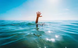 بجرأة كبيرة.. شاب ينقذ طفلة من الغرق في نهر جارف