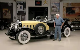 ملكة بعمر قرن.. «جاي لينو» يستعرض كاديلاك نادرة بمحرك V16 (فيديو)