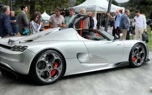 CC850 سوبر كار سويدية بسقف قابل للطي وقوة 1385 حصانًا (فيديو)