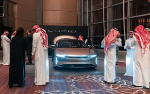 بلومبرغ: السعودية العملاق القادم في صناعة السيارات الكهربائية