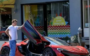 ابن بيكهام يتجول بسيارة ماكلارين نادرة.. فكم بلغ سعرها؟ (فيديو)