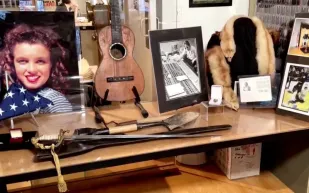 جيتار "بي بي كينج" وصور نادرة لمارلين مونرو للبيع بالمزاد العلني