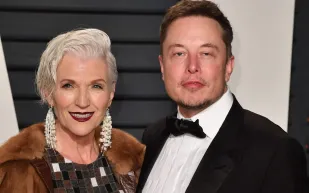 والدة أغنى رجل في العالم مضطرة للنوم في المرآب عند زيارته!