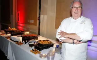 رئيس طهاة ملكة بريطانيا: الويل لمن يقدم طبقًا من التوت للملكة